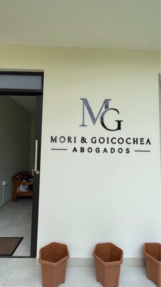 Oficina de Mori & Goicochea Abogados en Tarapoto, con el logotipo MG en la pared de recepción